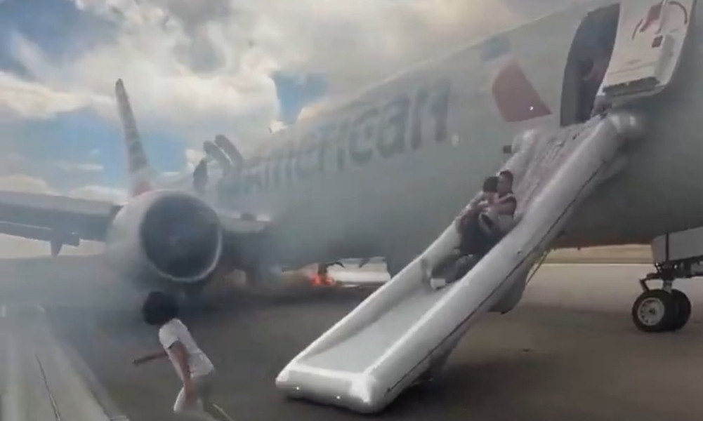 আমেরিকান এয়ারলাইনসের ফ্লাইটে আগুন, নিরাপদে সরানো হলো যাত্রীদের